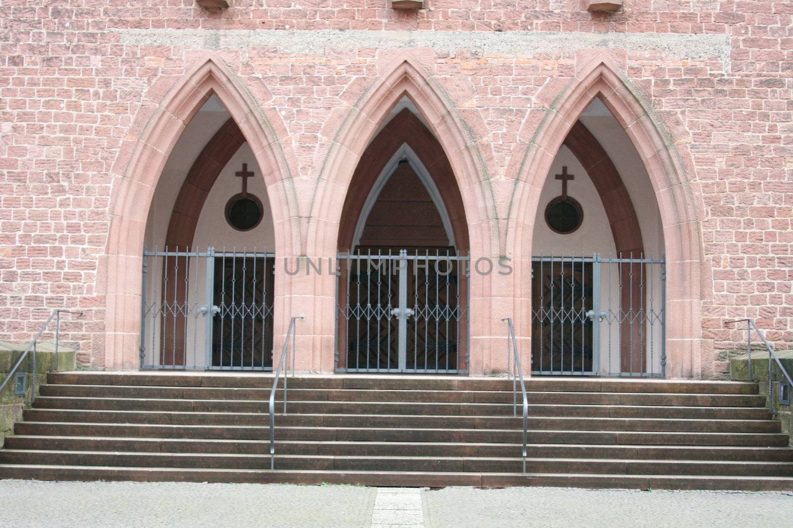 Eingangsbereich einer Kirche mit Treppe und drei Spitzbögen	
Entrance of a church with staircase and three pointed arches