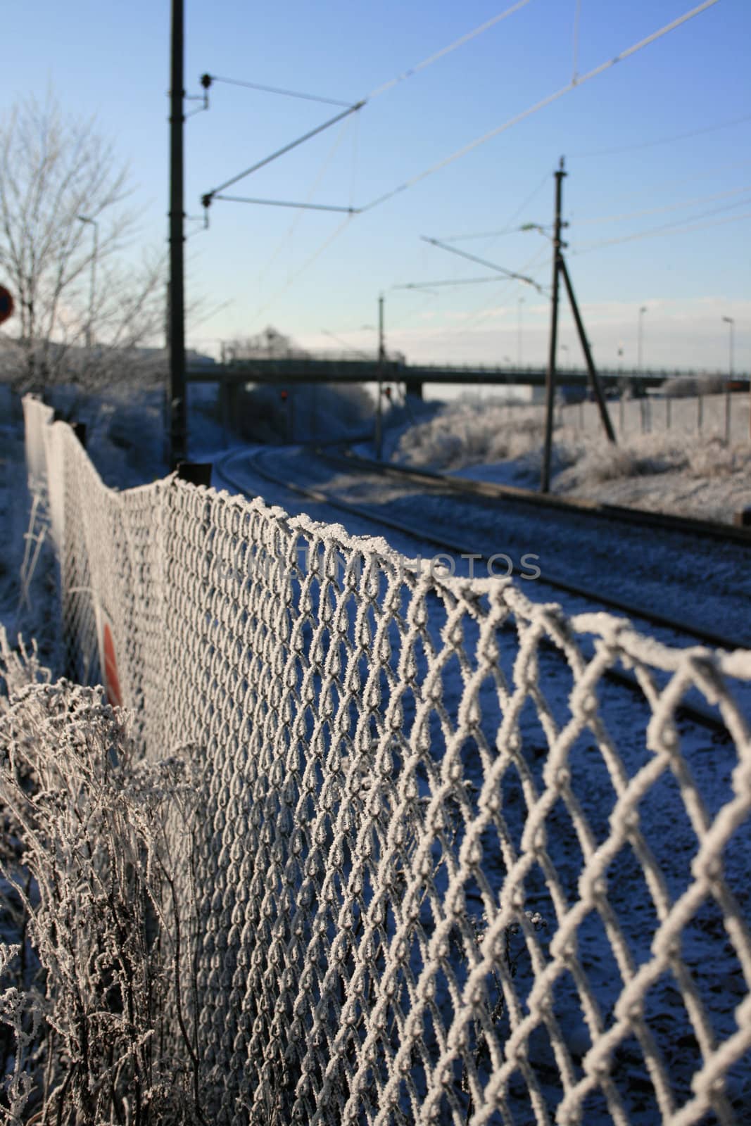 Icy fence by HanneS