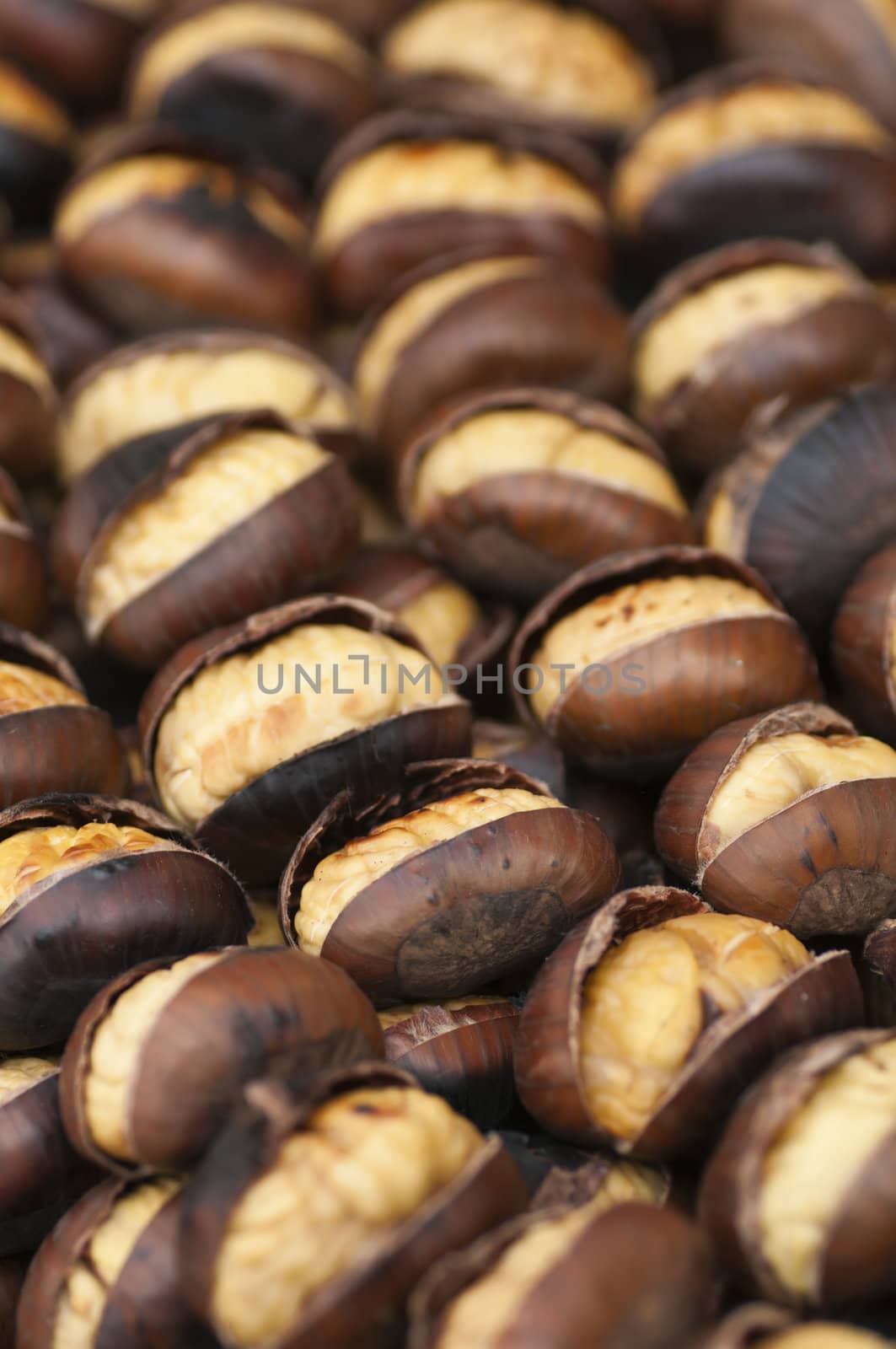 Roasted chestnuts to eat as a snack in cold weather