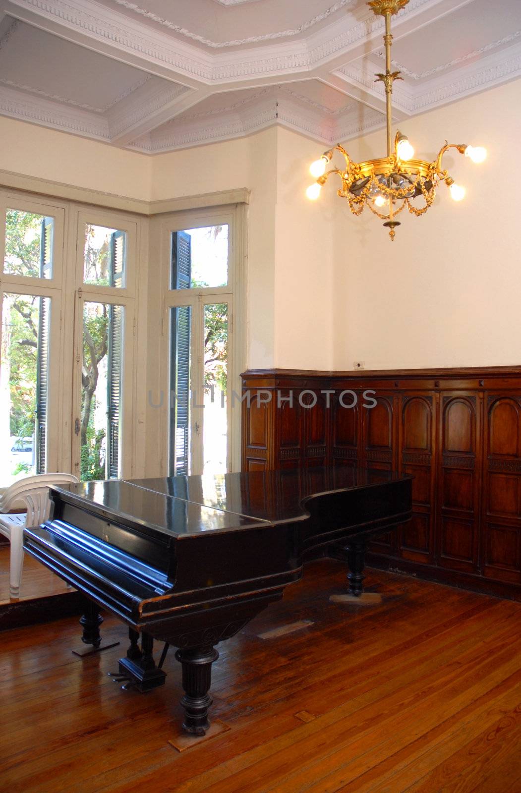 Grand piano in a luxury home by cienpies