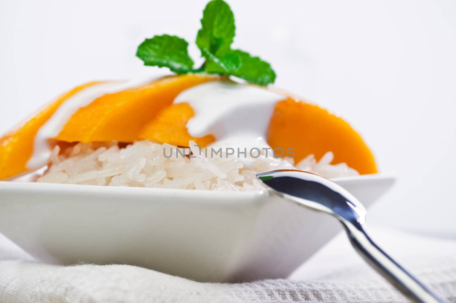 Thai Mango Sticky Sweet Rice Dessert (Khao Niaow Ma Muang)