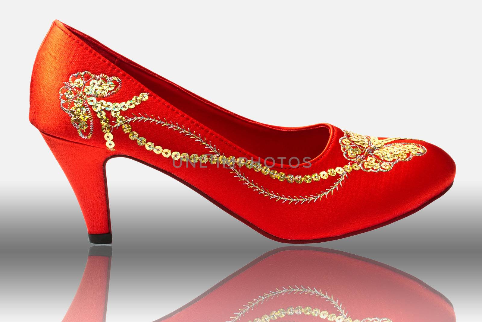 Chinese embroidered wedding shoes by ibphoto