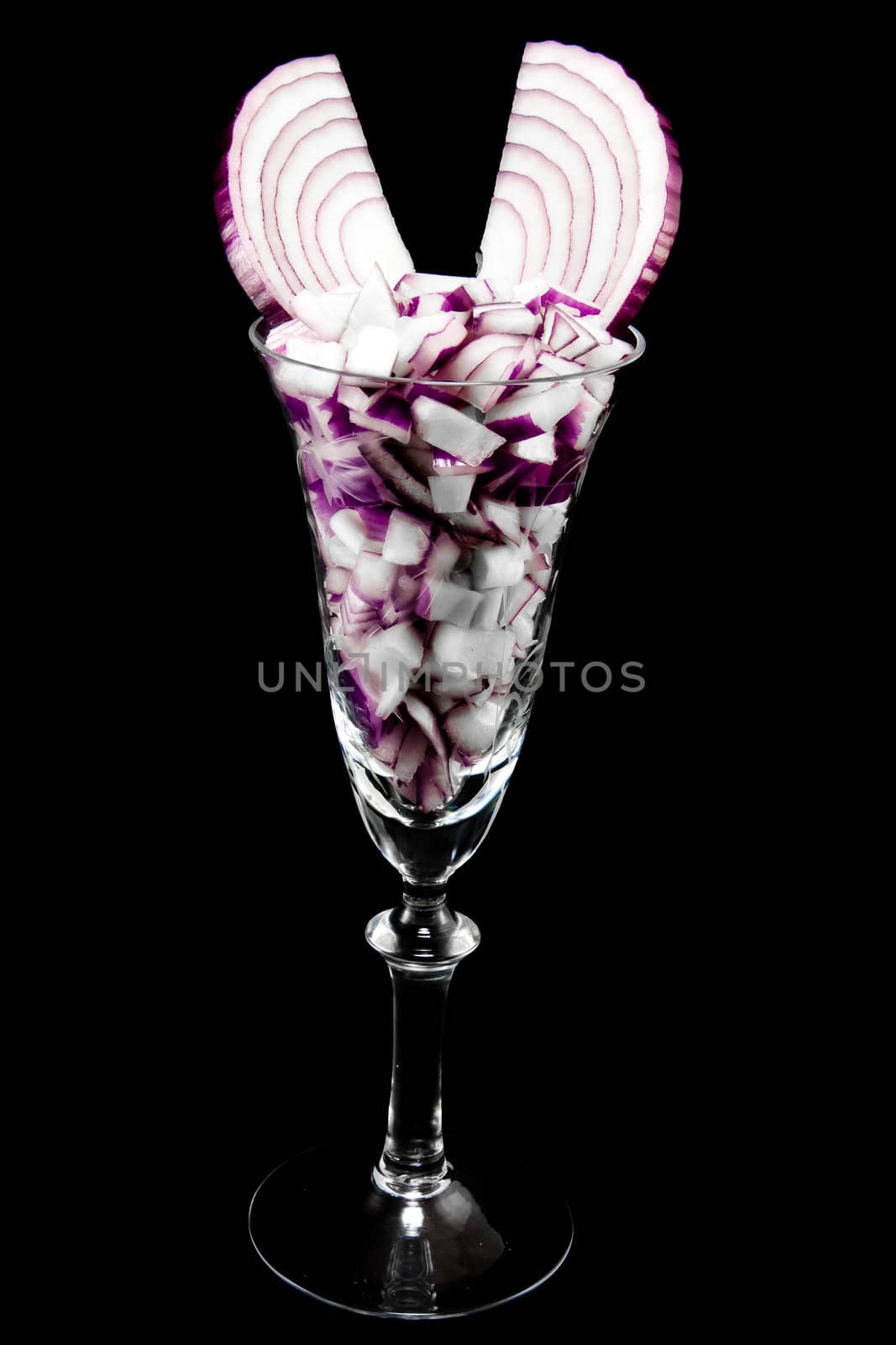 Picture of a glass of red onions with some ears