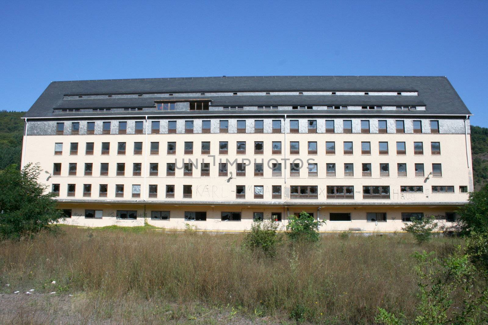 leerstehendes ehemaliges Verwaltungs Gebäude der US Streitkräfte in Idar Oberstein,Deutschland	
vacant former headquarters of U.S. forces in Idar Oberstein, Germany