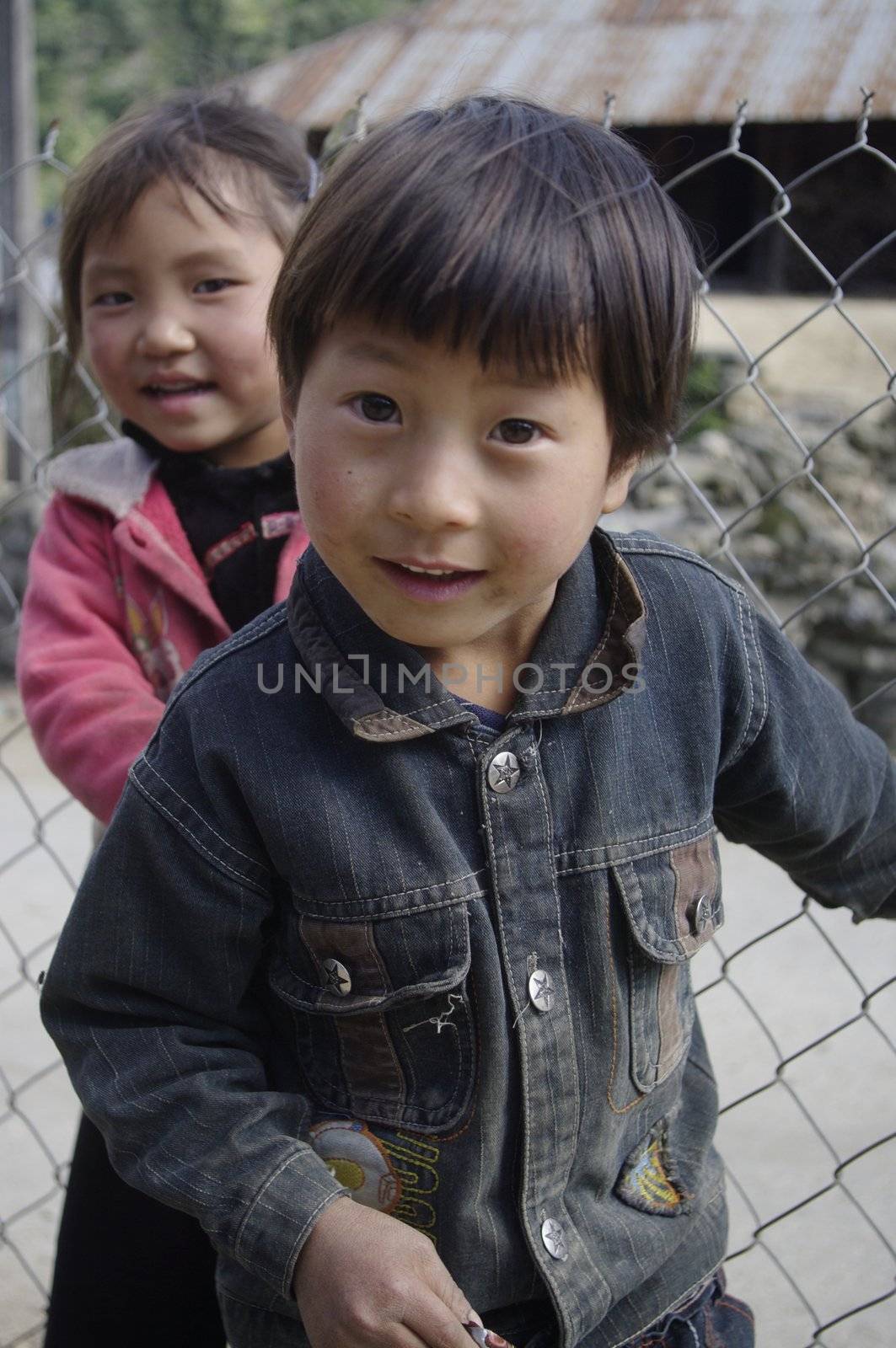 Black Hmong ethnic children by Duroc
