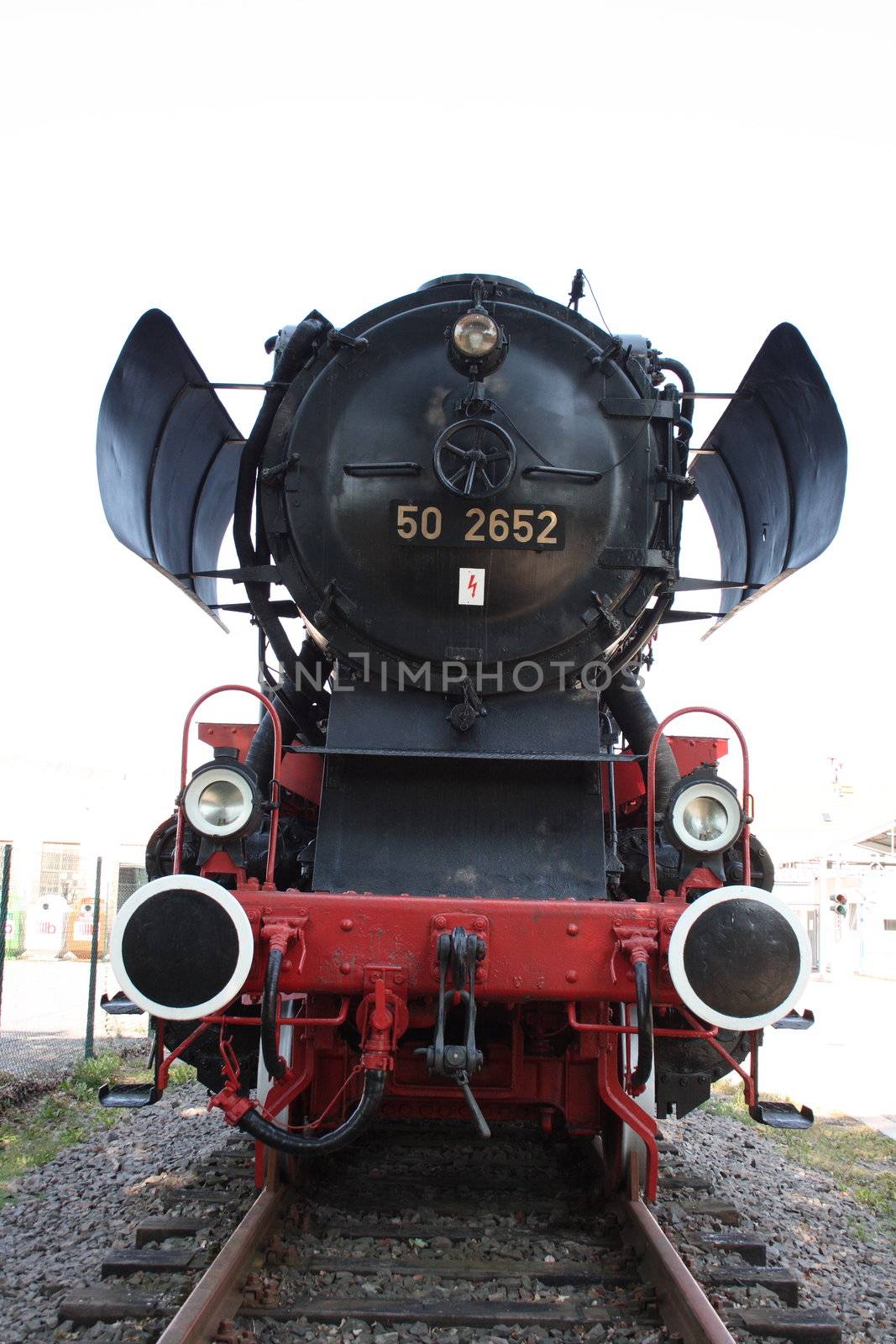 Frontansicht einer alten restaurierten Dampflok	
Front view of an old restored steam engine