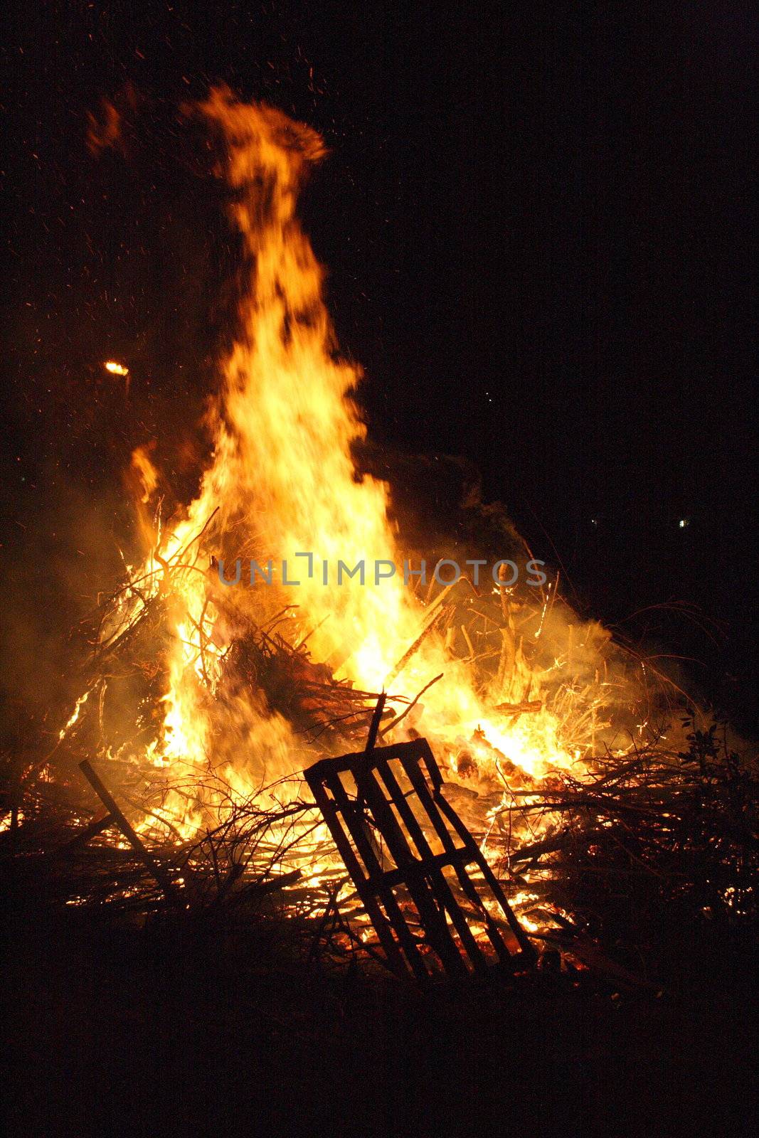 ein loderndes Feuer spät in der Nacht	
a blazing fire late at night