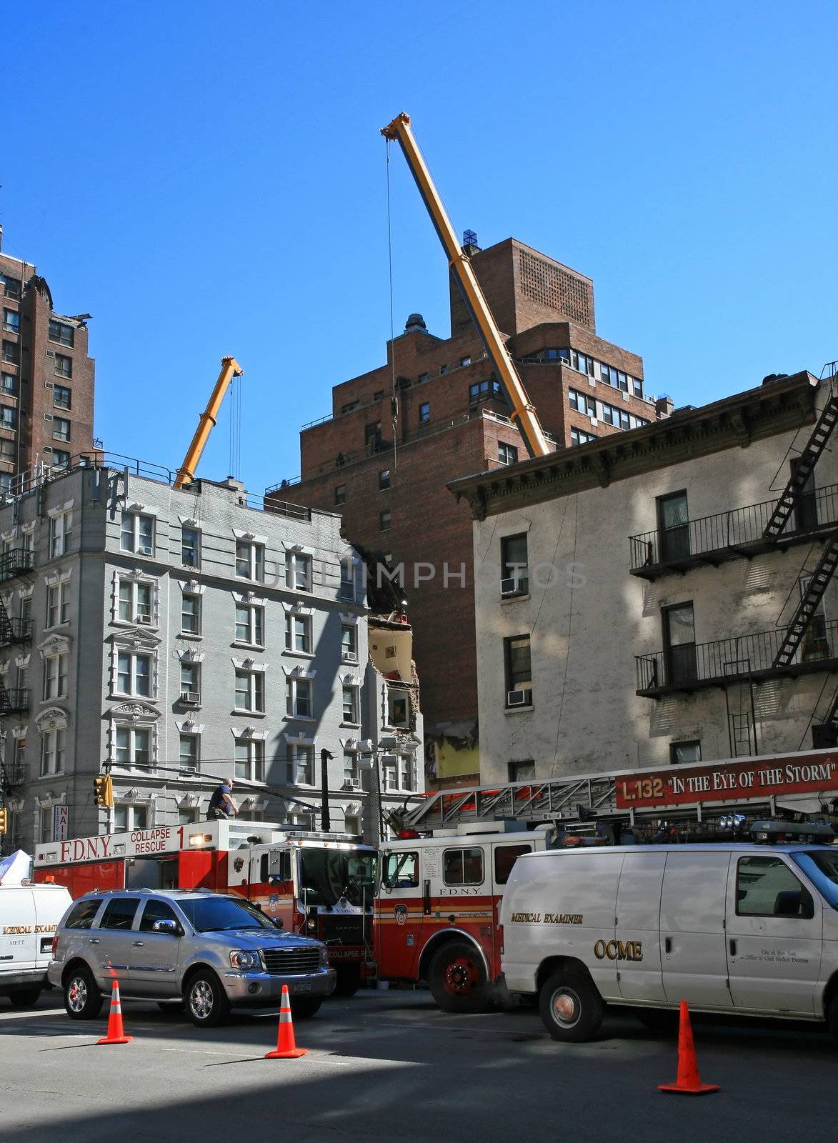Crane collapse flatten a 4 story building and killed 7 people in Midtown Manhattan  