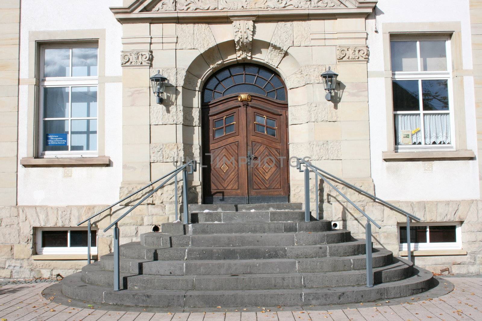 Eingangsbereich mit Treppe,Geländer und Holztür	
Entrance with stairs, railings and wooden door