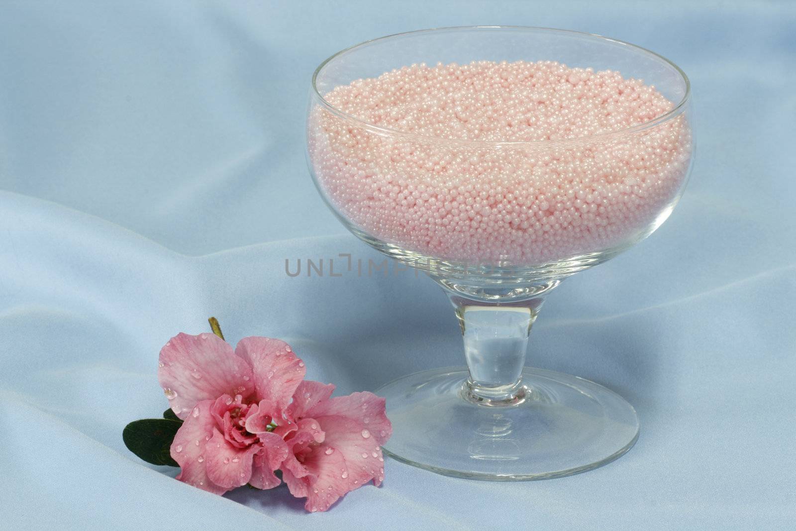 Pink bath salts with blossom by Teamarbeit
