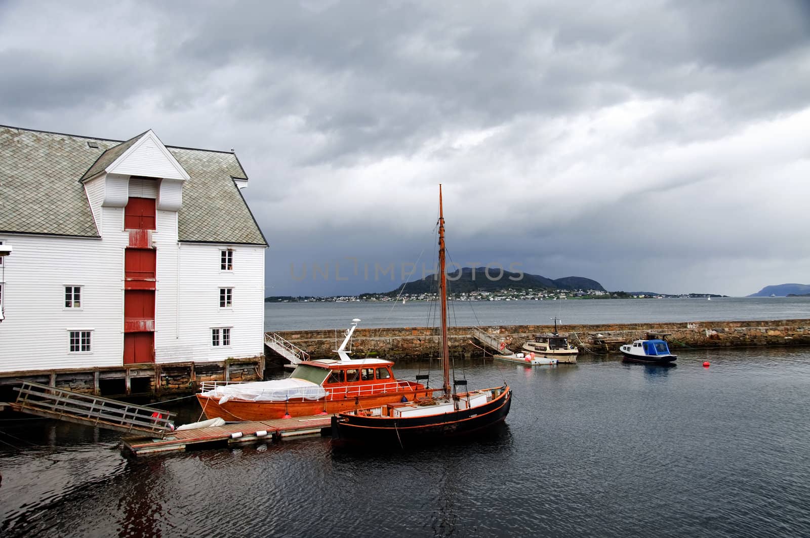 Aalesund harbour by GryT