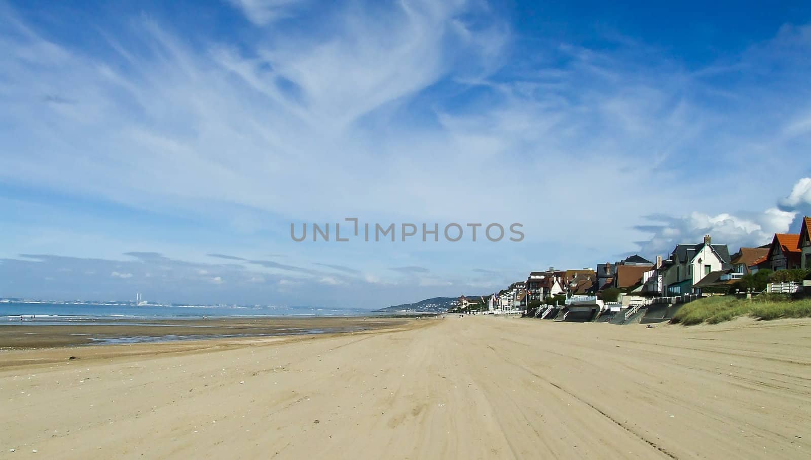 View of Juno beach, sand between sky and ocean