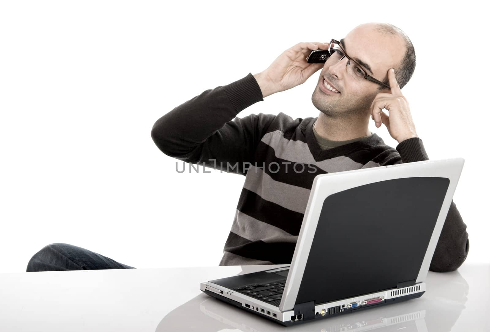 Buziness man working in the office and making a phone call 