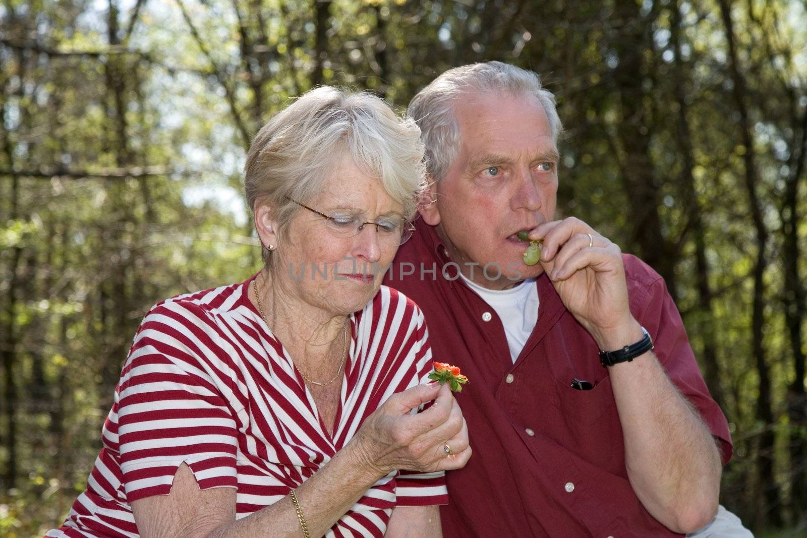 Sweet elderly couple having a fruitsnack