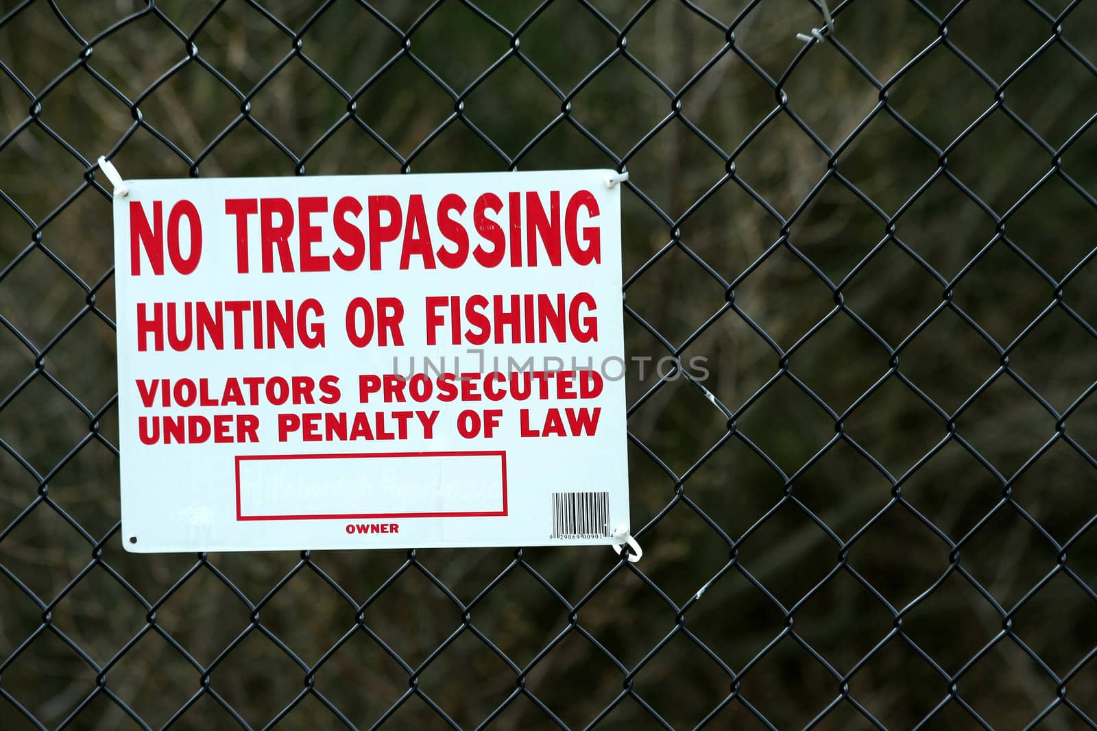 A No tespassing sing on fence
