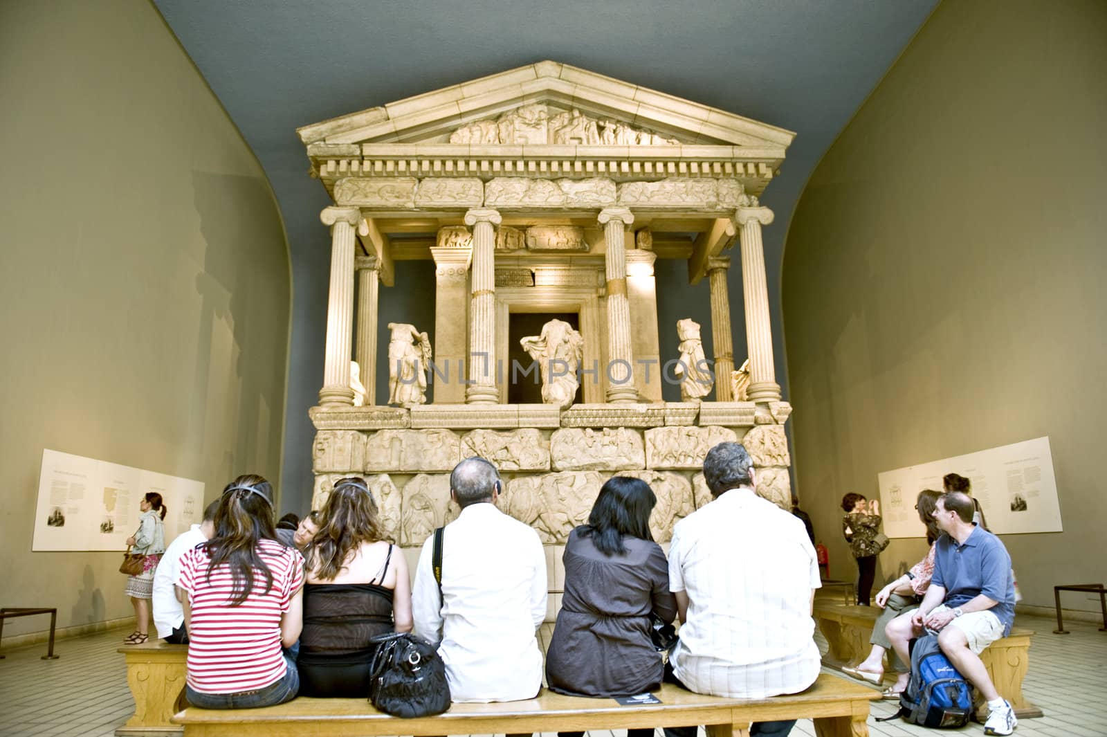 Tourists in the antigue hall of Britich museum