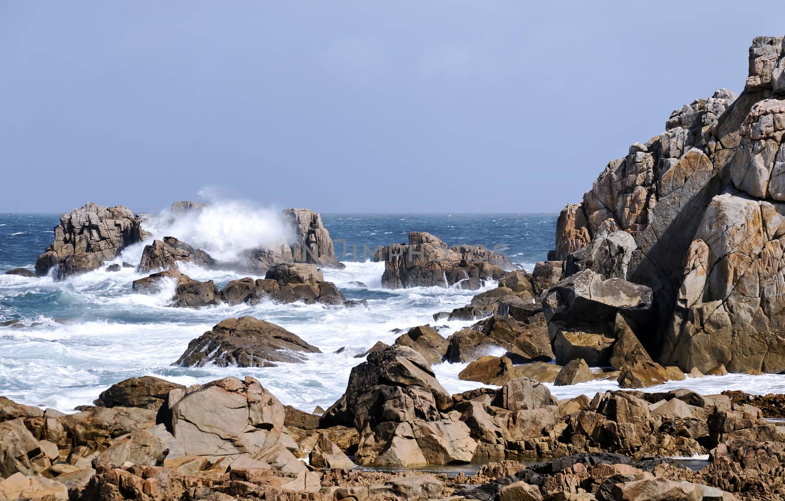 wave and rocks by gufoto