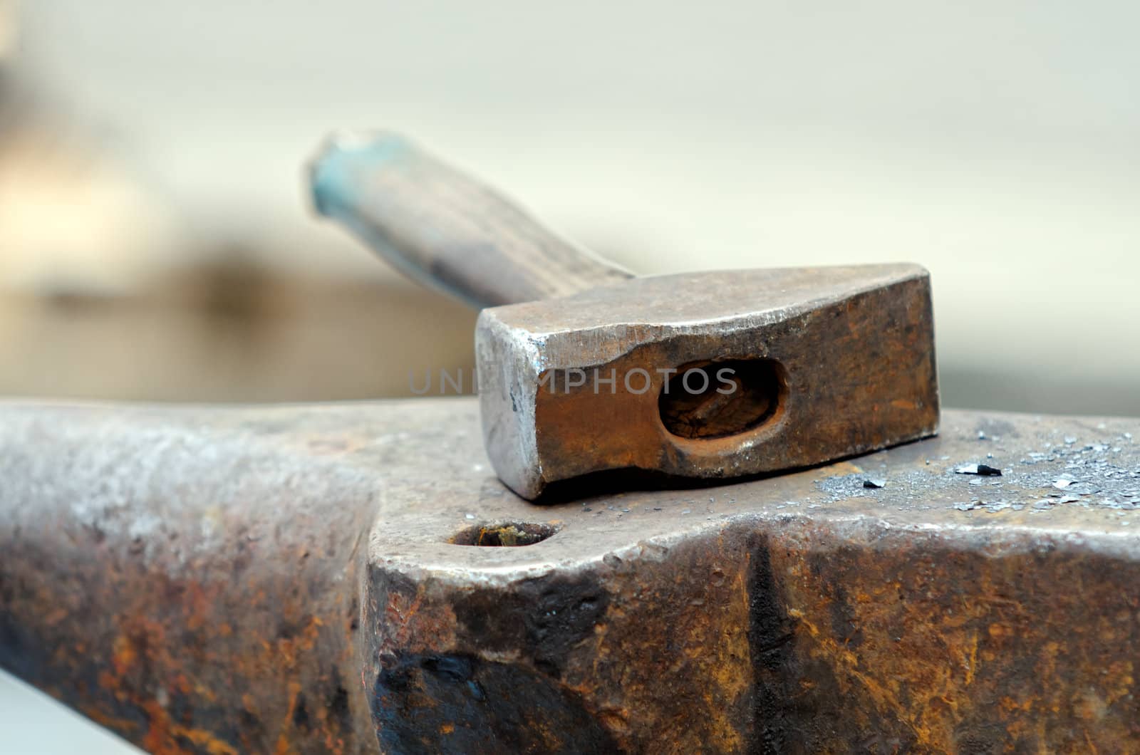 anvil and hammer by gufoto