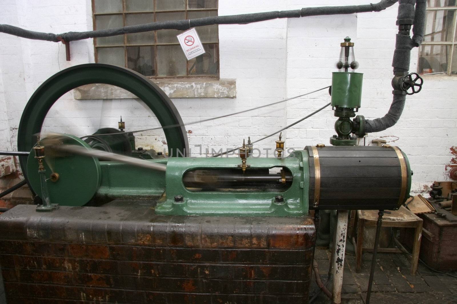 steam engine working showing the motion of the piston and wheel