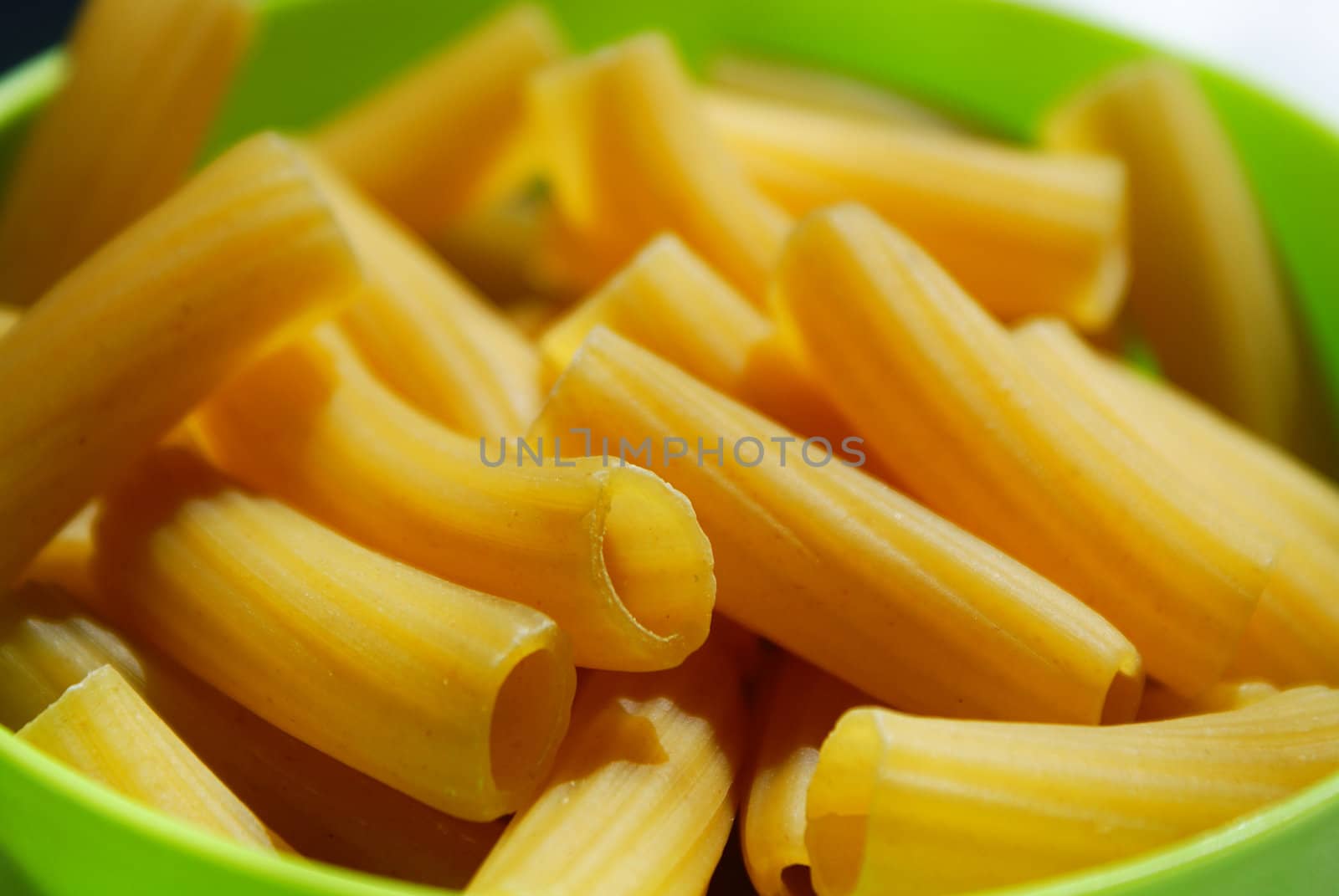 close up of a green saucer with macaroni