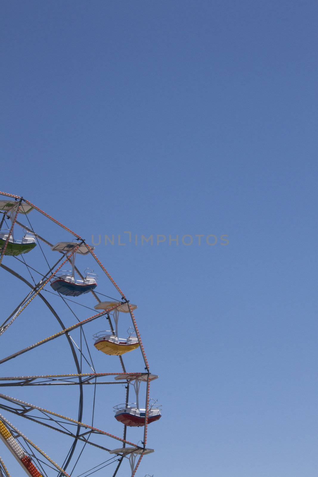 Ferris wheel on a buetiful summer day.