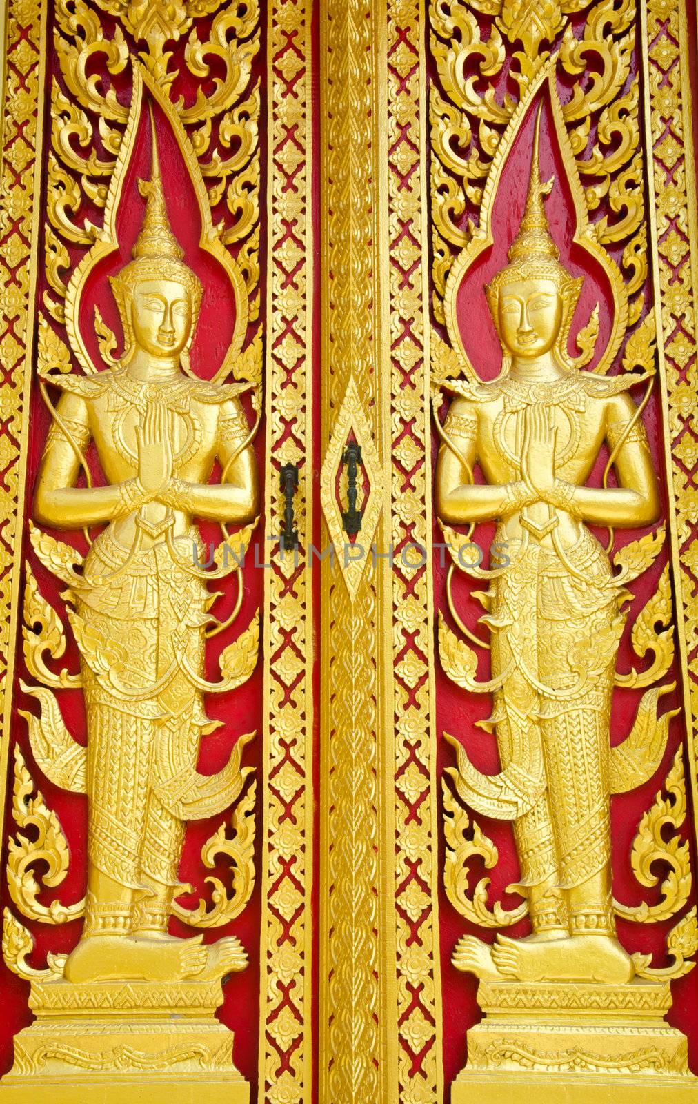 Images carved wood. Buddhist Churches of the door.