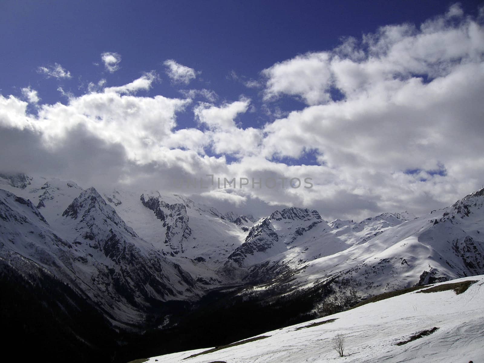 Clouds over the snowbank. Caucas.