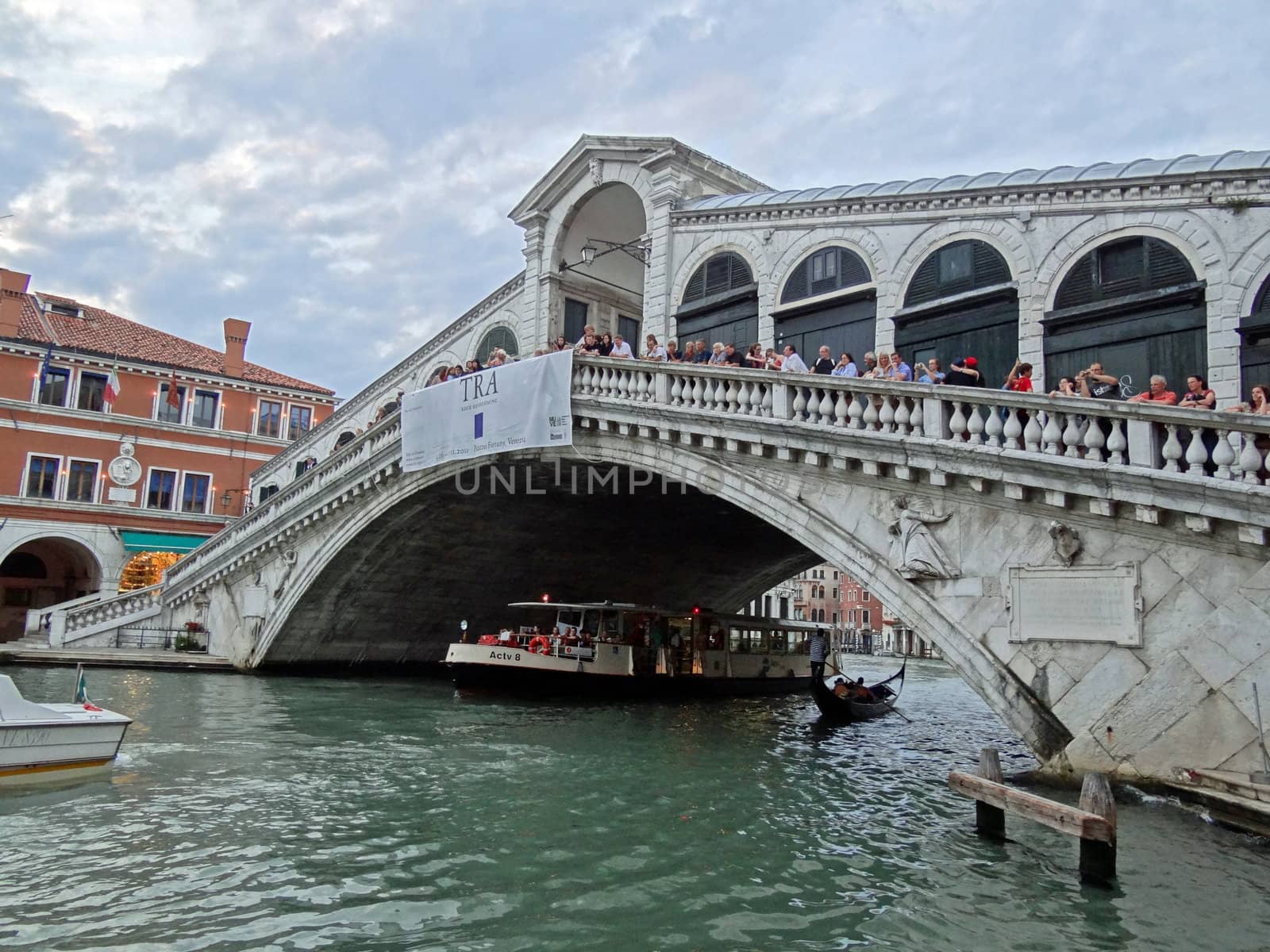 the famous Rialto bridge in Venice