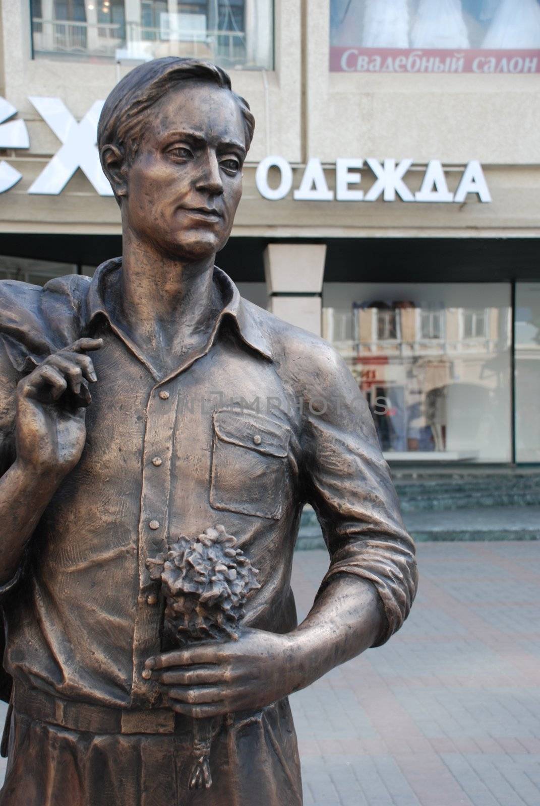 Monument unmarried men - the hero of the Russian song "lights so much gold on the streets of Saratov"