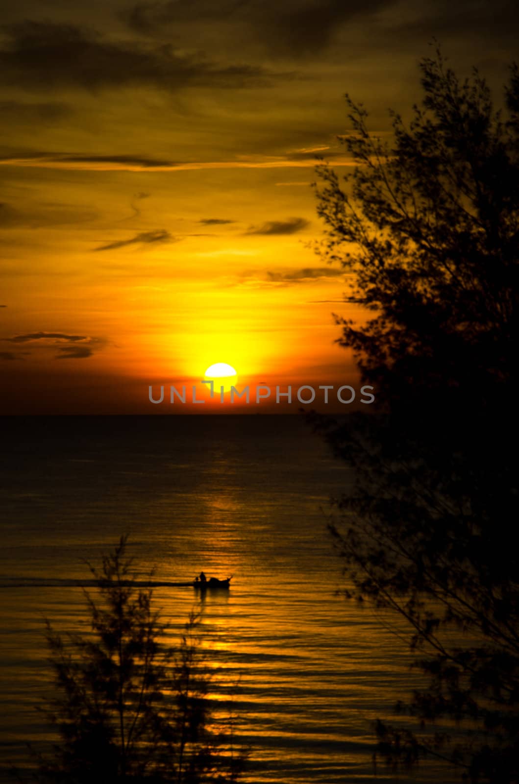 sunrise in the sea by chatchai