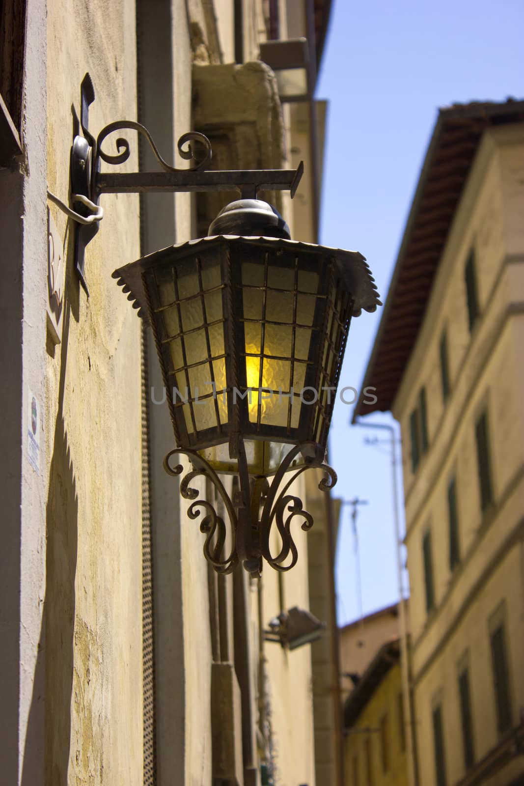 Image of a classic streetlamp in Florence, Italy.