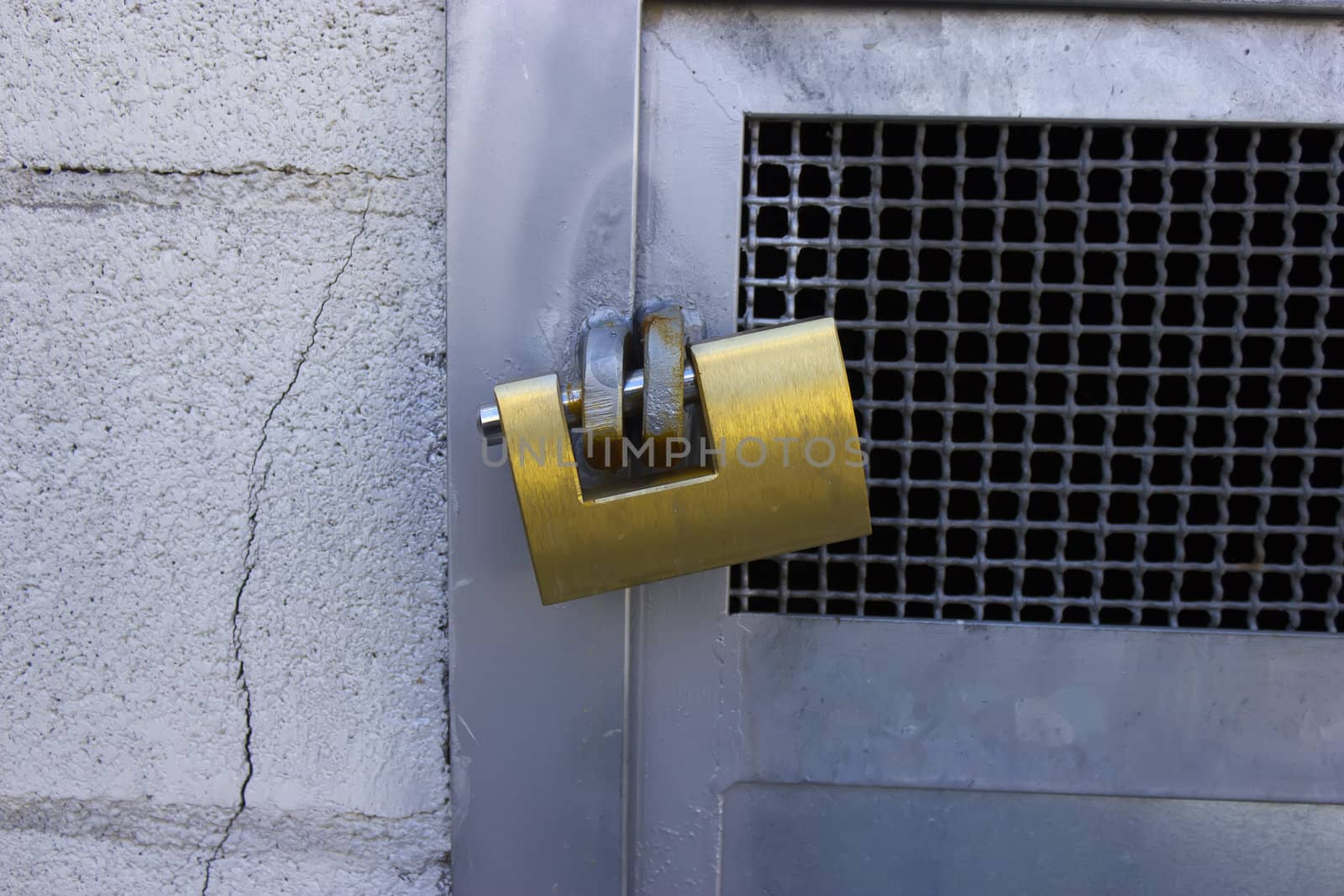 Closed padlock by rgbpepper