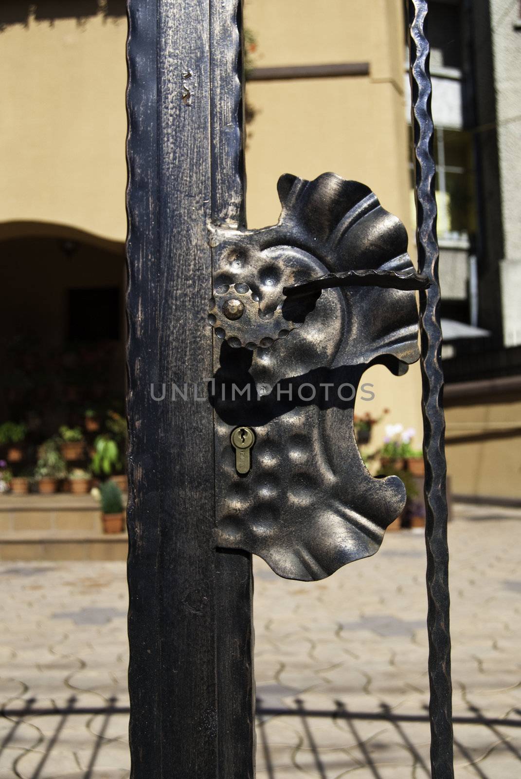 vintage door lock by Artificiu