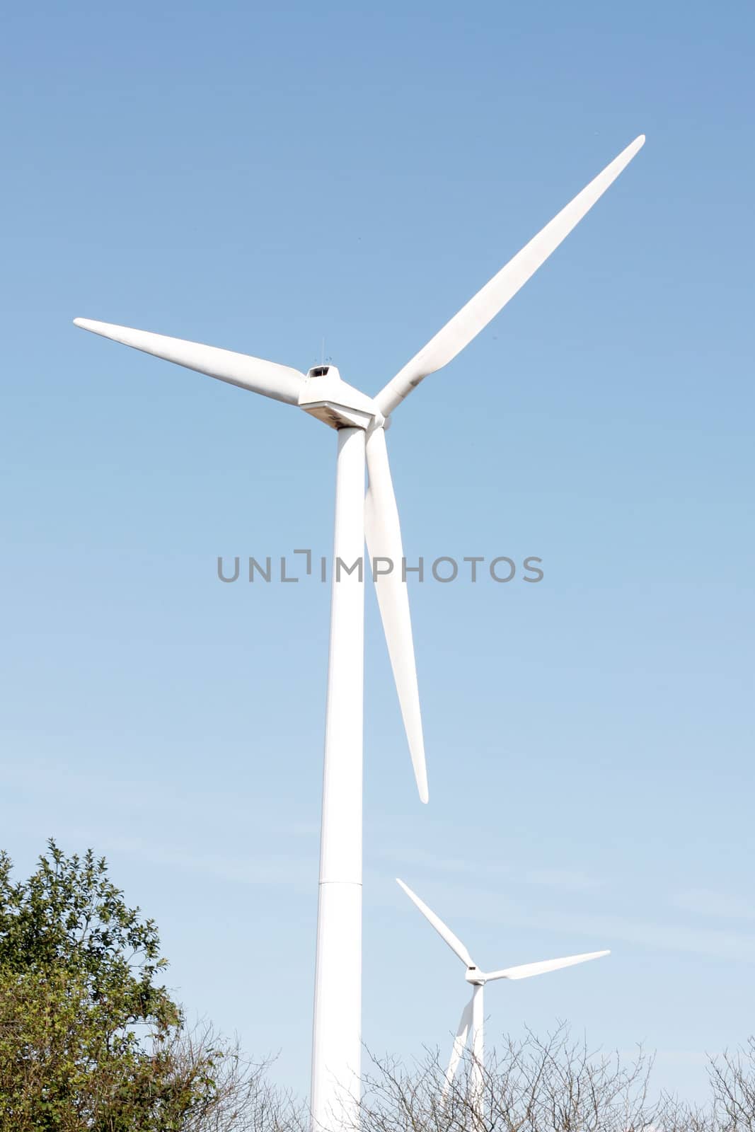 A wind turbinde and a blue sky