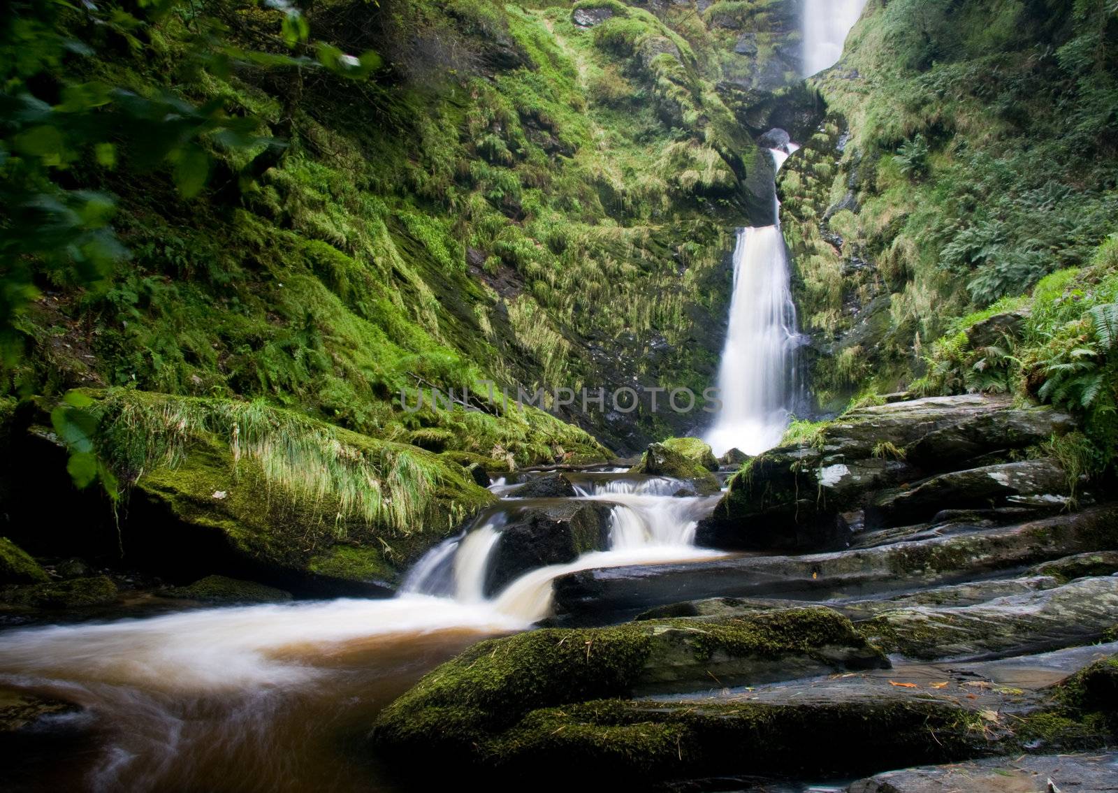 Horizontal waterfall over rocks by steheap