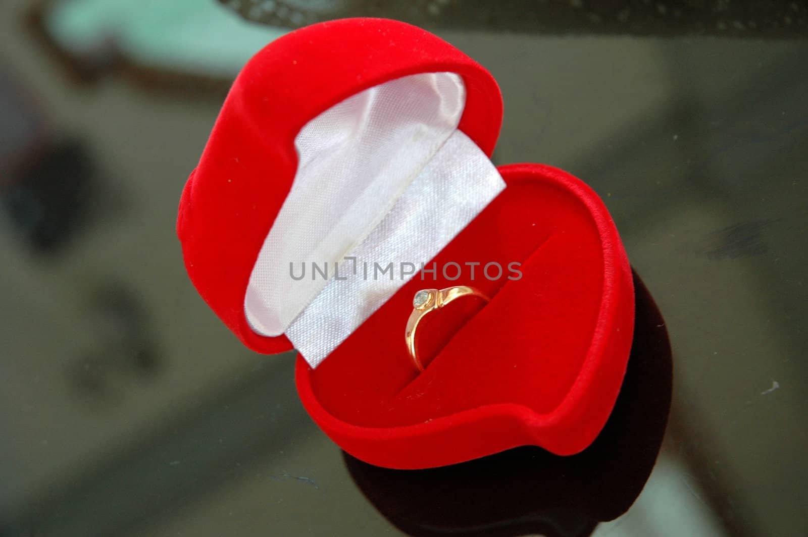 gold wedding ring with beautyfull red box