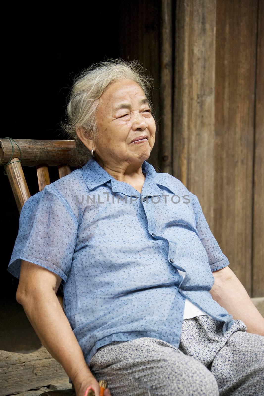 Elderly Chinese Lady at Daxu by shariffc