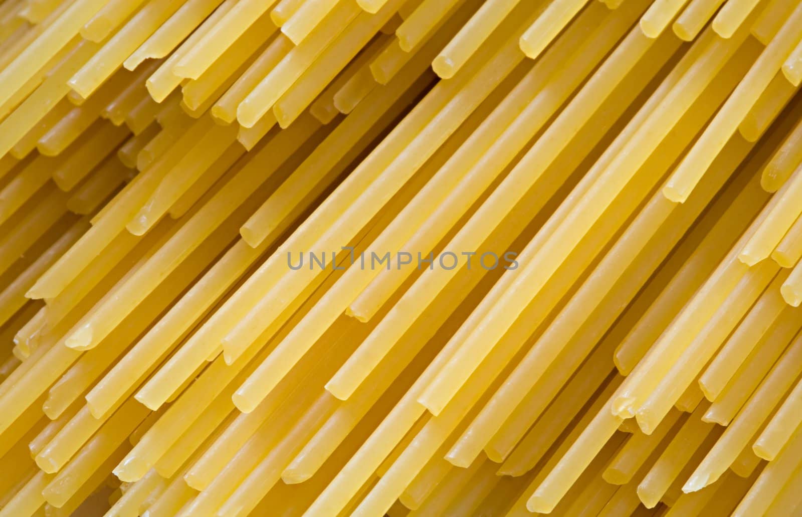 Crude spaghettis close up
