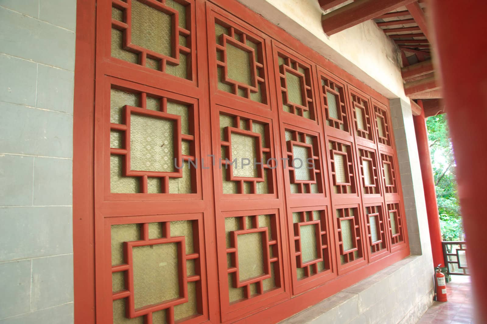 Classical Chinese architecture of the windows are very pretty, very elegant design