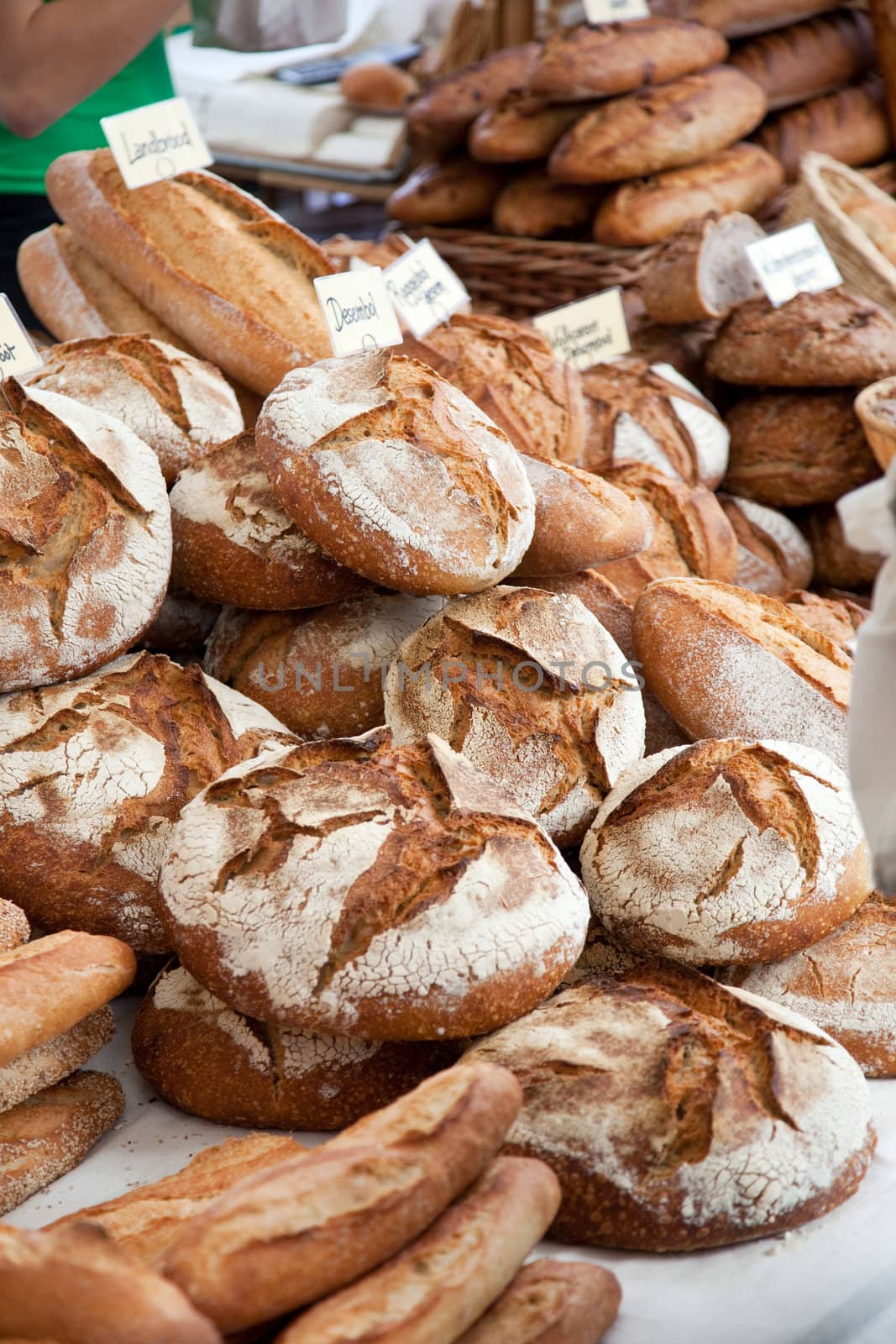 Freshly baked bread at the farmer's market (no brandlabels are shown, just the type of bread)