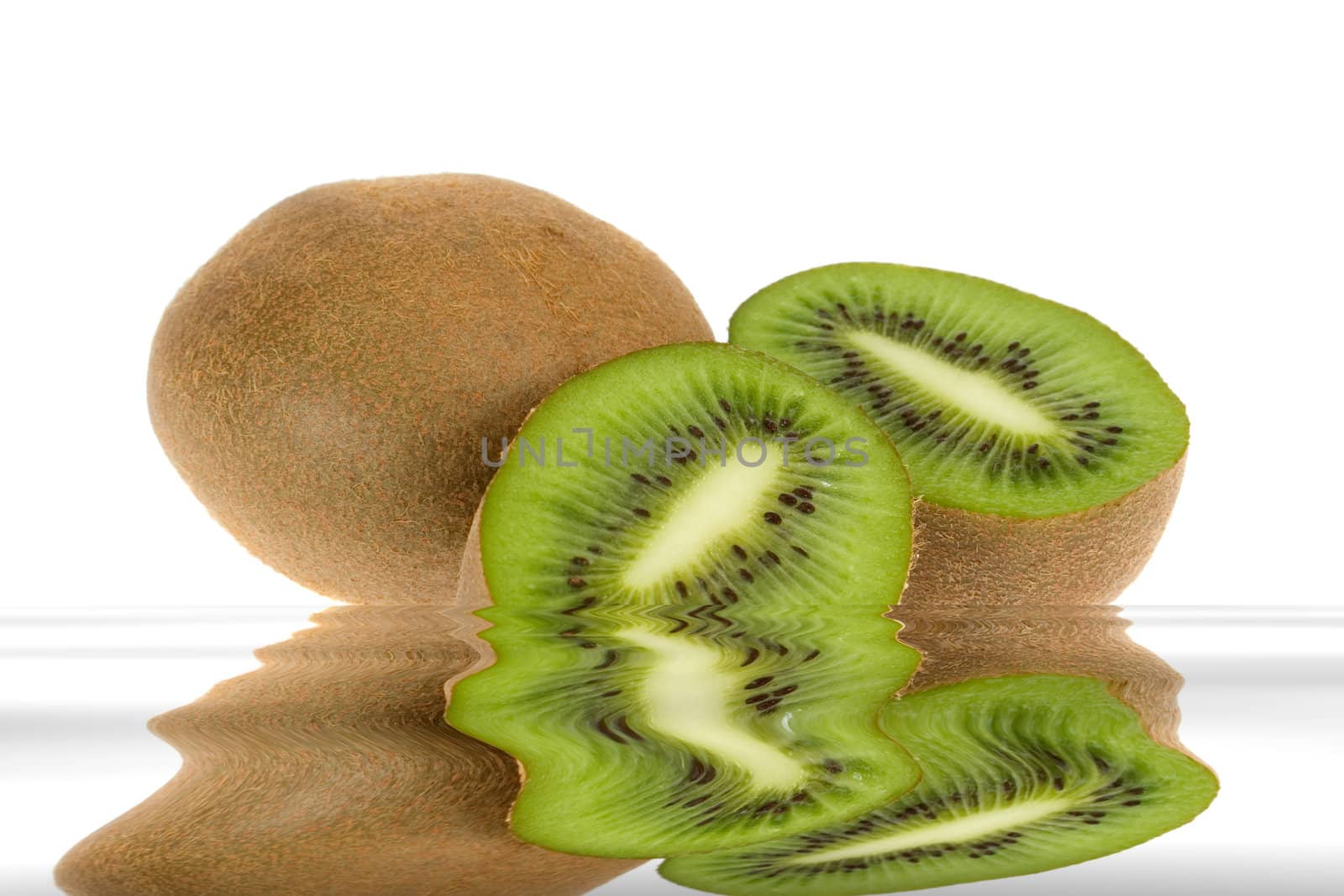 kiwi which is reflected in water