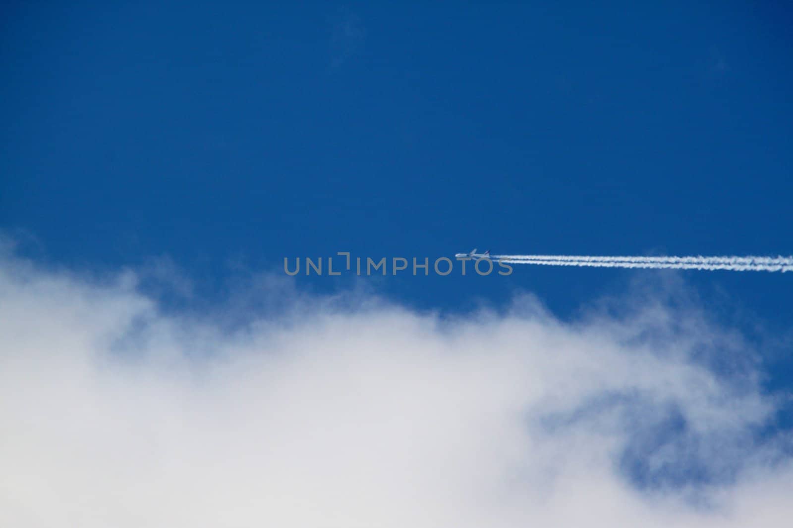 Airplane flume crossing in the summer sky