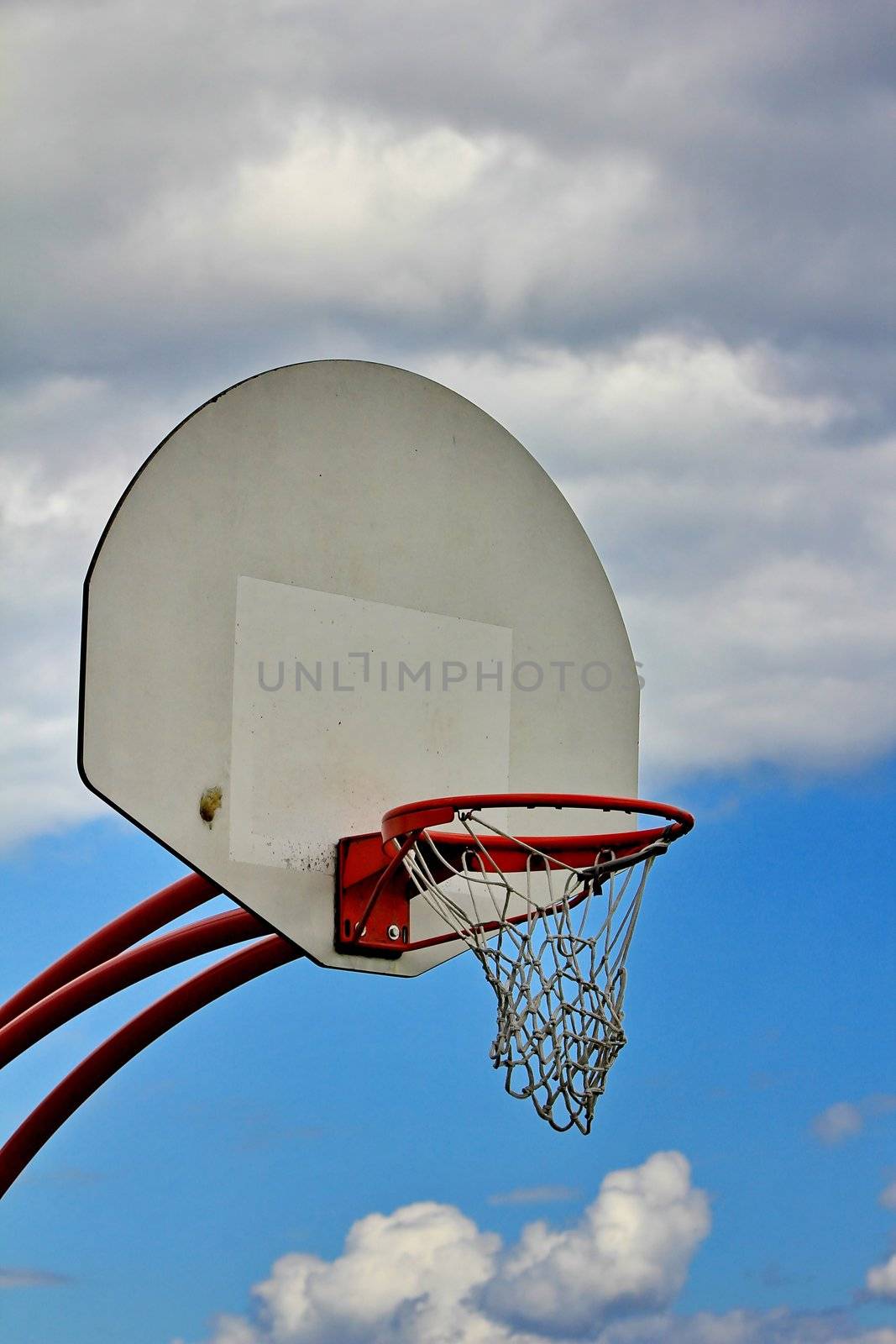 basketball hoop and sky