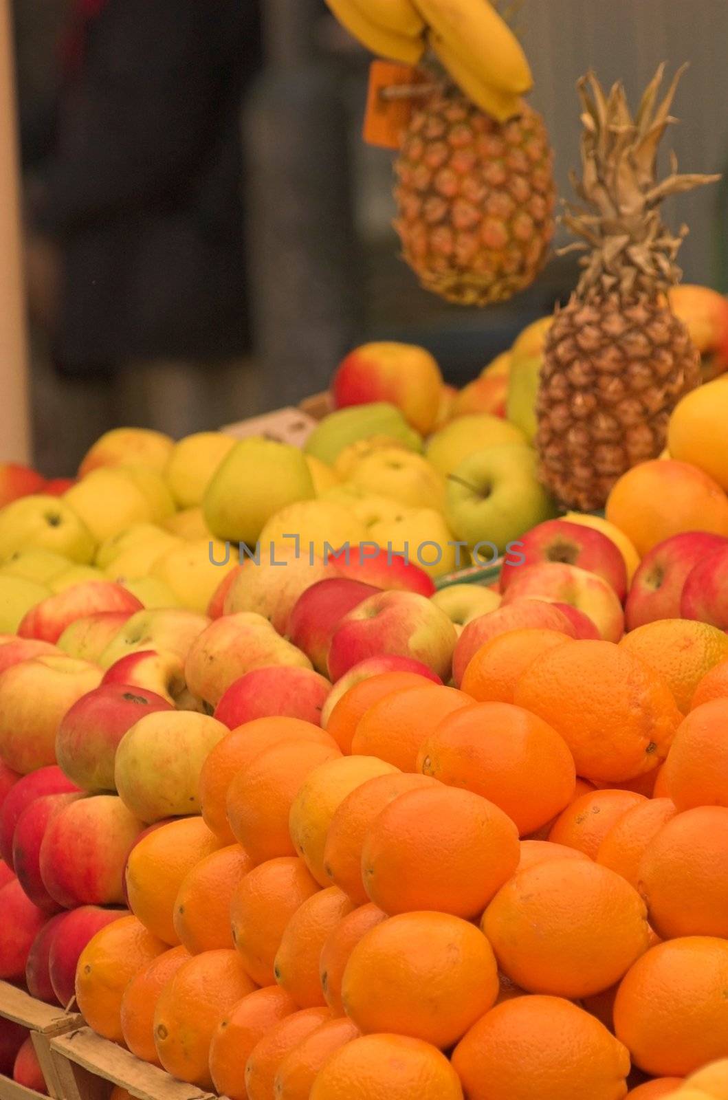 Oranges and apples on a traditional fair in Pula