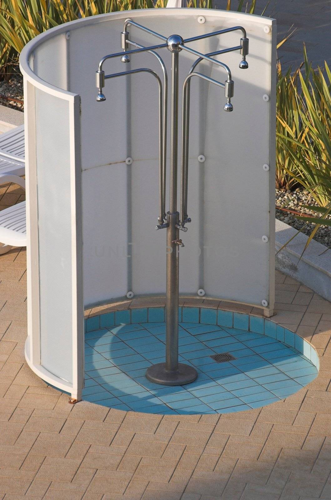 External shower appliance at a swimming pool
