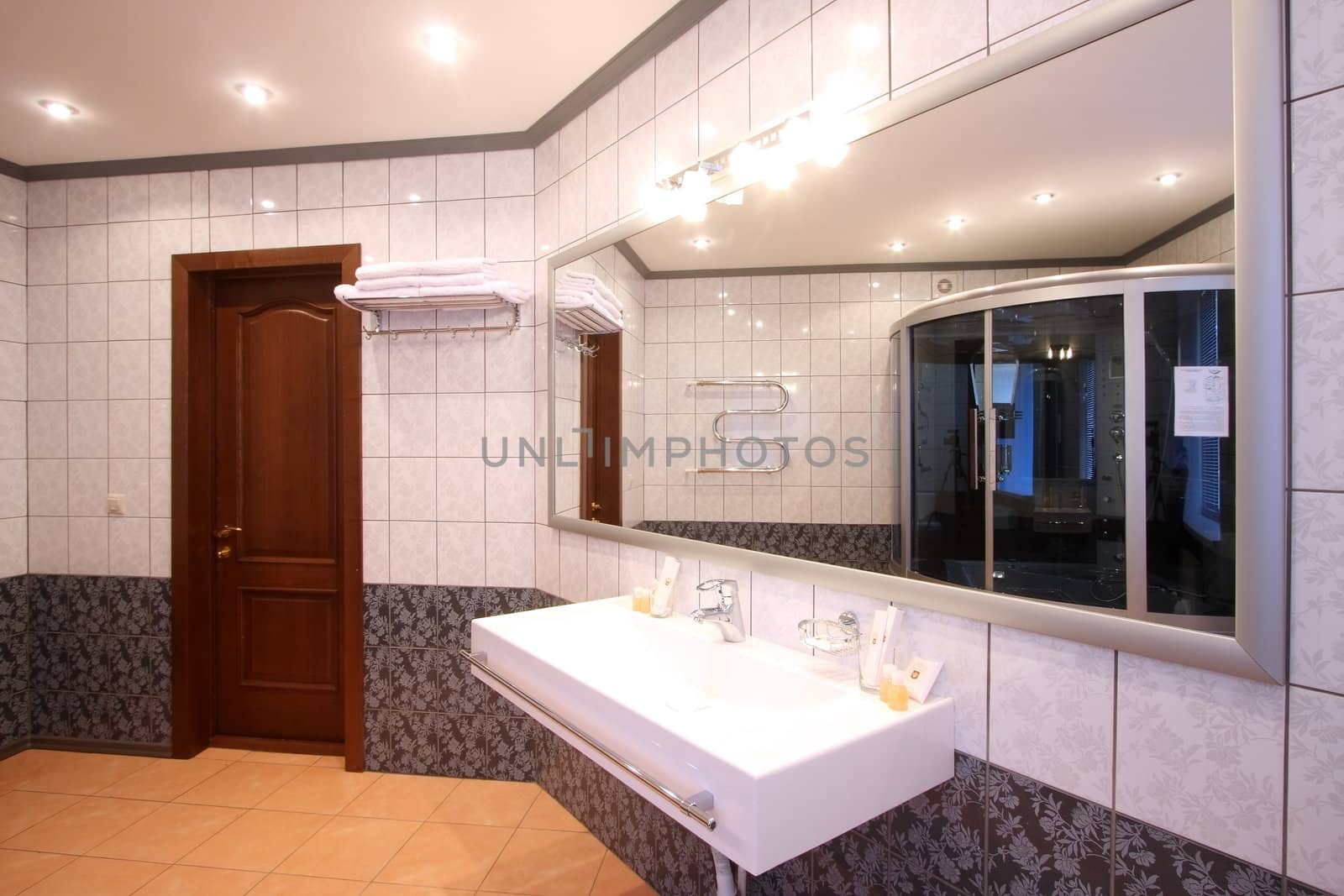 

Modern bathroom with a mirror, a bowl and a convenient per capita booth