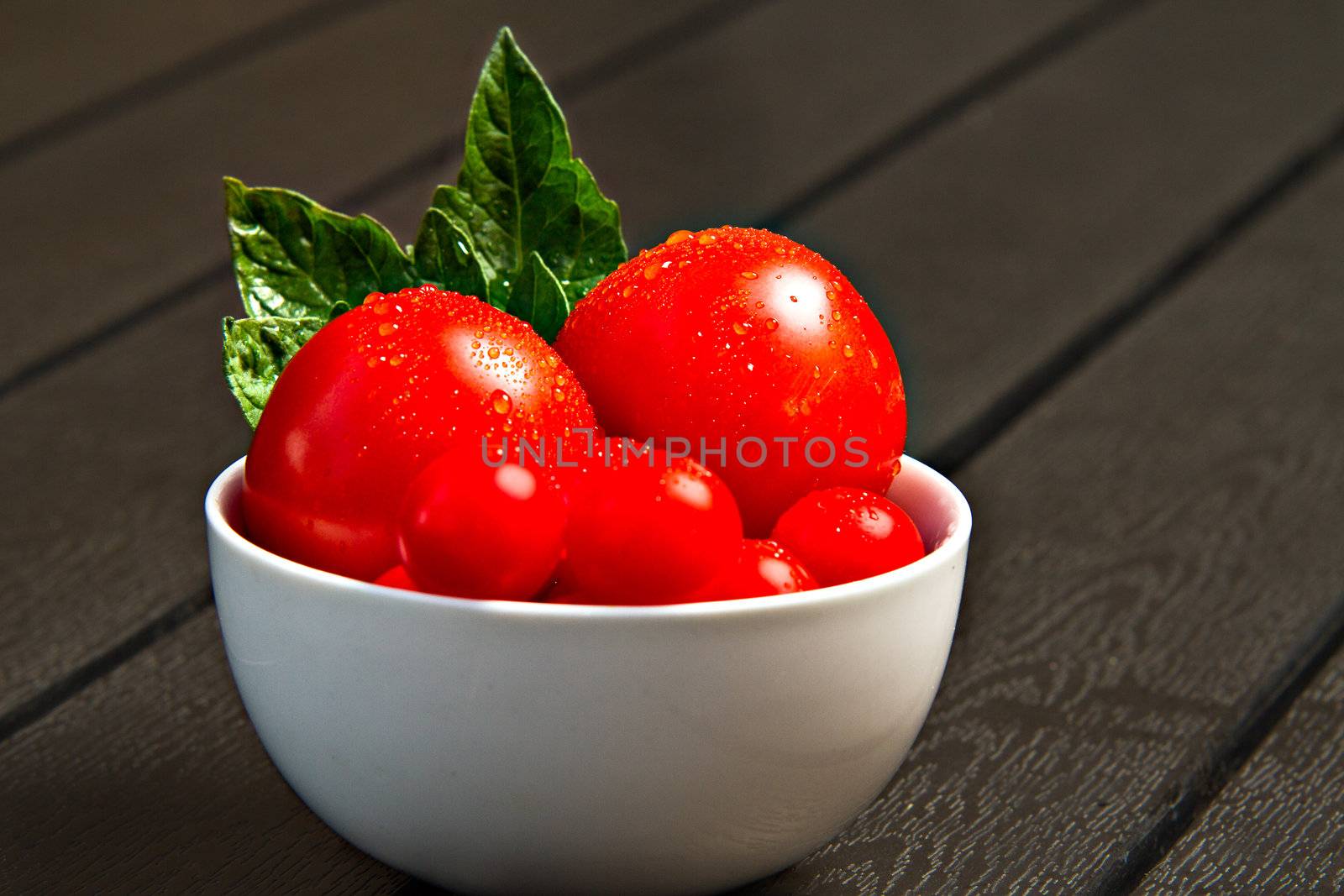Bowl with tomatoes by lavsen