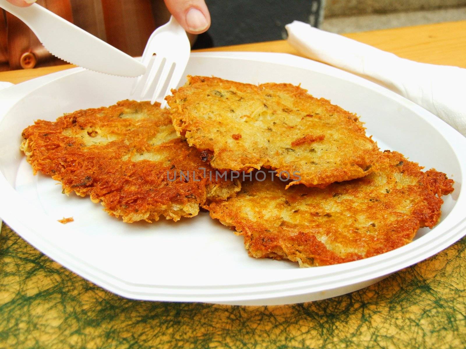 Kartoffelpuffer auf einem Plastikteller
