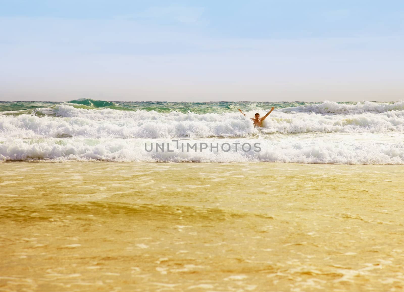 The young man went on vacation at sea and began to relax