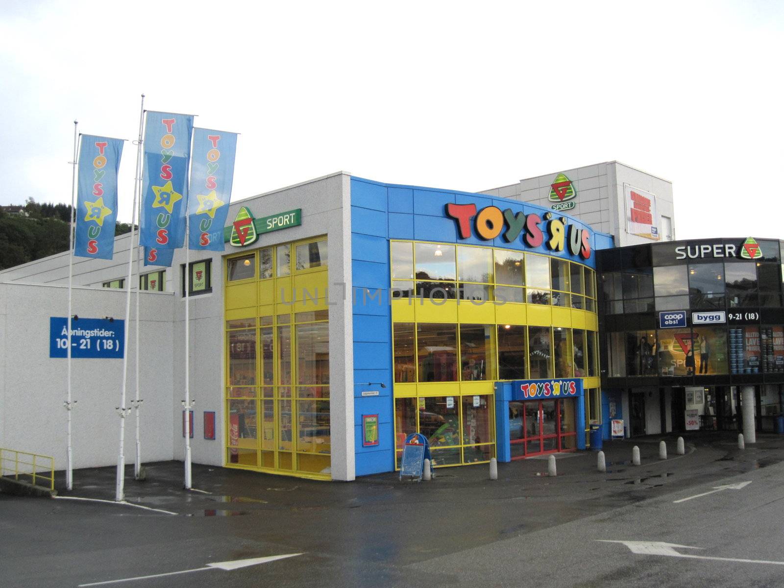 shopping senter with toystore